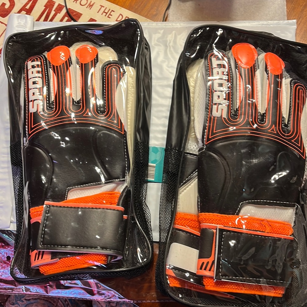 Sport soccer gloves size 8-9 brand new with finger safe